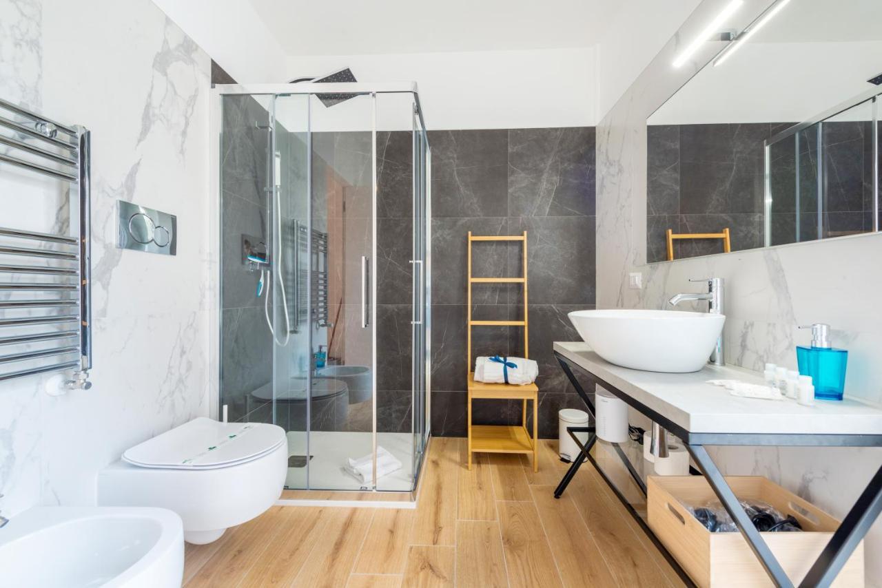 Waterfront Apartment With Seaview Balcony Bari Bagian luar foto