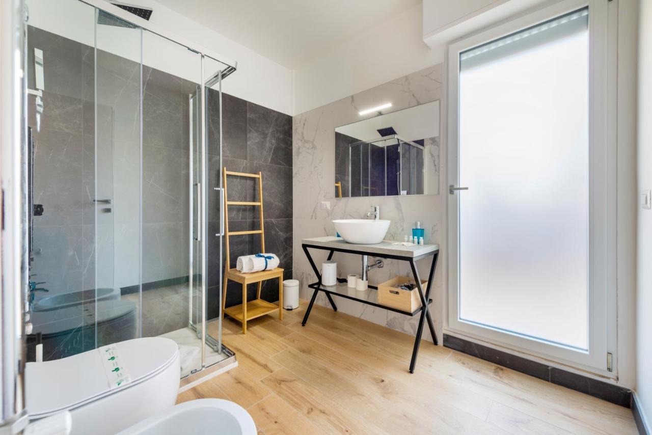 Waterfront Apartment With Seaview Balcony Bari Bagian luar foto