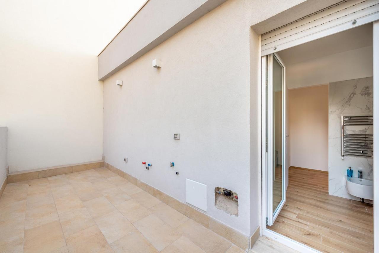 Waterfront Apartment With Seaview Balcony Bari Bagian luar foto